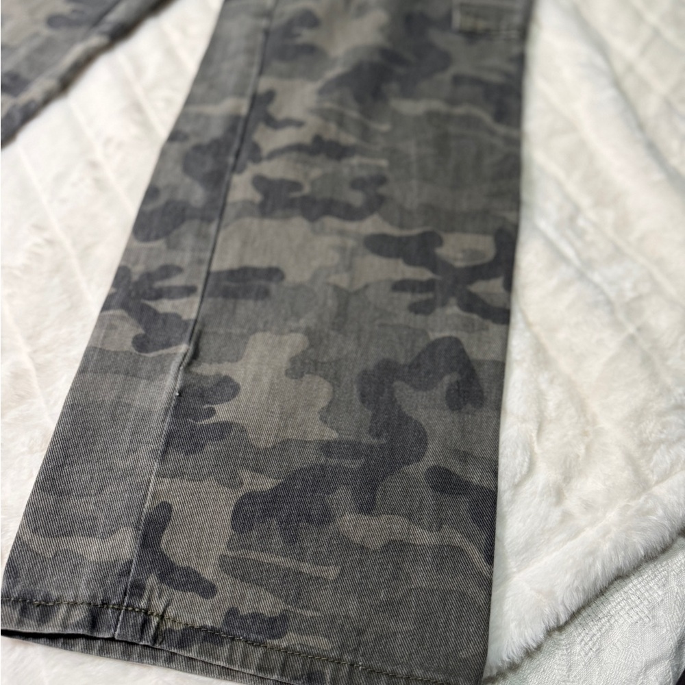 ❌SOLD❌Women's Camouflage Cargo Pants - Picture 2 of 8